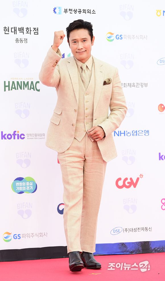 배우 이병헌이 3일 오후 경기도 부천시 부천아트센터에서 열린 제29회 부천국제판타스틱영화제 레드카펫 행사에 참석하고 있다. [사진=정소희 기자]