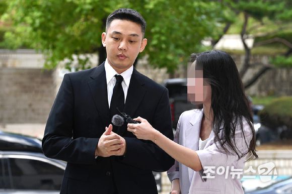 프로포폴 등 의료용 마약류를 상습 투약한 혐의를 받는 배우 유아인(본명 엄홍식)이 3일 오후 서울 서초구 서울중앙지법에서 열린 1심 공판에 참석하기 위해 법정으로 향하고 있다. [사진=곽영래 기자]