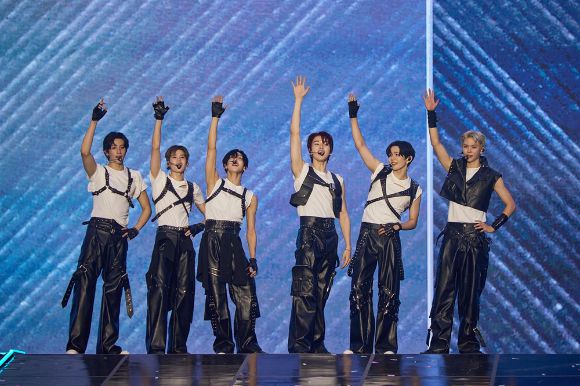 그룹 라이즈가 7월 4일부터 6일까지 서울 송파구 올림픽공원 KSPO DOME에서 열린 첫 단독 콘서트 투어 'RIIZING LOUD'(라이징 라우드)에서 무대를 펼치고 있다. [사진=SM엔터테인먼트]