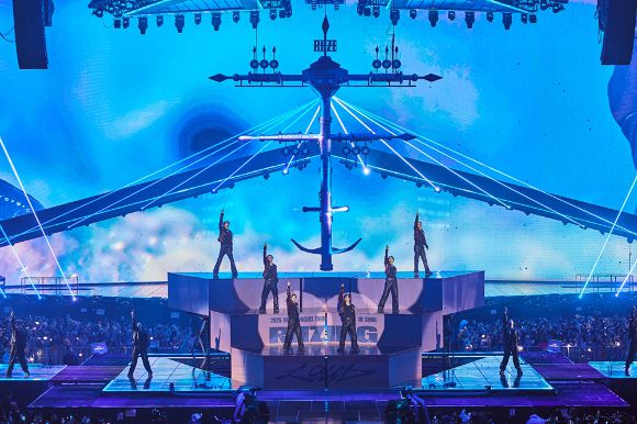 그룹 라이즈가 7월 4일부터 6일까지 서울 송파구 올림픽공원 KSPO DOME에서 열린 첫 단독 콘서트 투어 'RIIZING LOUD'(라이징 라우드)에서 무대를 펼치고 있다. [사진=SM엔터테인먼트]