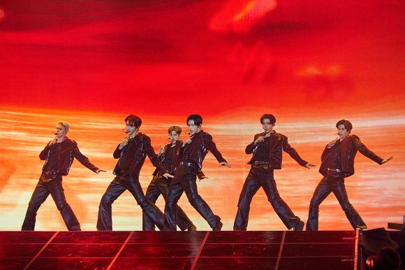 그룹 라이즈가 7월 4일부터 6일까지 서울 송파구 올림픽공원 KSPO DOME에서 열린 첫 단독 콘서트 투어 'RIIZING LOUD'(라이징 라우드)에서 무대를 펼치고 있다. [사진=SM엔터테인먼트]