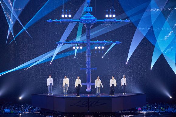 그룹 라이즈가 7월 4일부터 6일까지 서울 송파구 올림픽공원 KSPO DOME에서 열린 첫 단독 콘서트 투어 'RIIZING LOUD'(라이징 라우드)에서 무대를 펼치고 있다. [사진=SM엔터테인먼트]