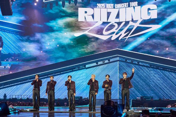 그룹 라이즈가 7월 4일부터 6일까지 서울 송파구 올림픽공원 KSPO DOME에서 열린 첫 단독 콘서트 투어 'RIIZING LOUD'(라이징 라우드)에서 무대를 펼치고 있다. [사진=SM엔터테인먼트]