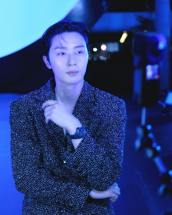 배우 박서준이 명품 브랜드의 디지털 화보 촬영에서 포즈를 취하고 있다. [사진=어썸이엔티]