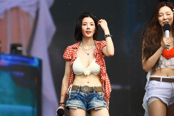 가수 권은비가 6일 킨텍스 야외 글로벌 스테이지에서 열린 '워터밤 서울 2025' 공연에 참석해 무대를 선보이고 있다. [사진=더블앤(W&)]