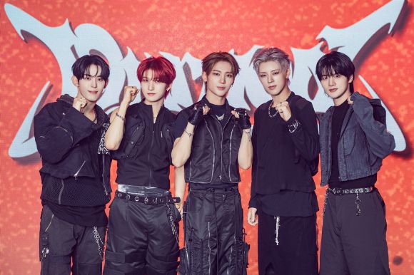 그룹 나우즈(현빈 연우 시윤 진혁 윤)가 9일 서울 광진구 예스24 라이브홀에서 열린 첫 미니앨범 '이그니션' 쇼케이스에서 포즈를 취하고 있다. [사진=큐브엔터테인먼트]