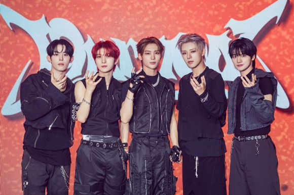 그룹 나우즈(현빈 연우 시윤 진혁 윤)가 9일 서울 광진구 예스24 라이브홀에서 열린 첫 미니앨범 '이그니션' 쇼케이스에서 포즈를 취하고 있다. [사진=큐브엔터테인먼트]