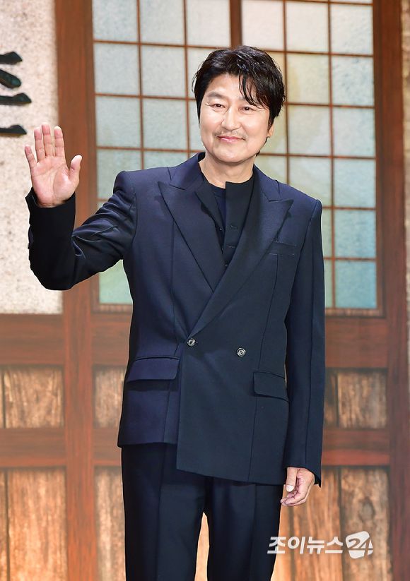 배우 송강호가 8일 오전 서울 강남구 인터컨티넨탈 파르나스에서 열린 디즈니+ '삼식이 삼촌' 제작발표회에서 포토타임을 갖고 있다. [사진=곽영래 기자]