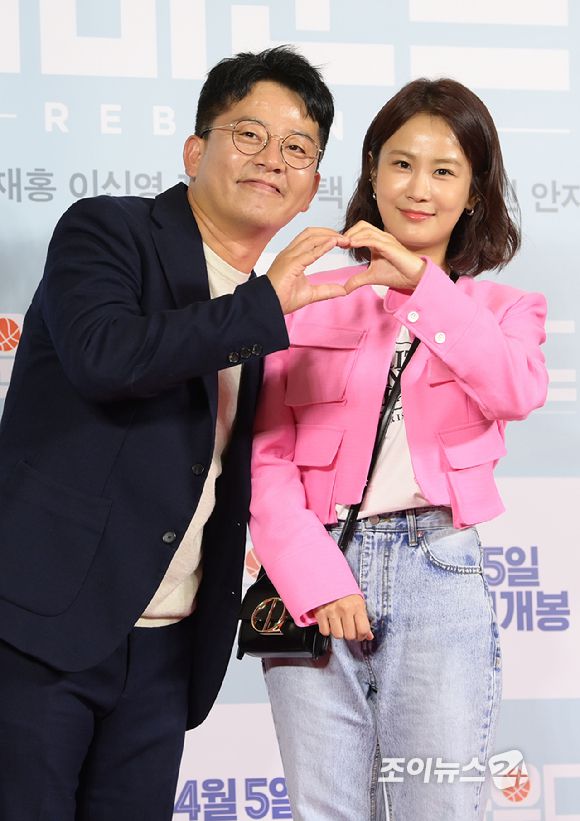 희극인 김준호-김지민 커플이 3일 오후 서울 용산구 CGV 용산아이파크몰에서 열린 영화 '리바운드' VIP 시사회에 참석해 포토타임을 갖고 있다. [사진=정소희 기자]