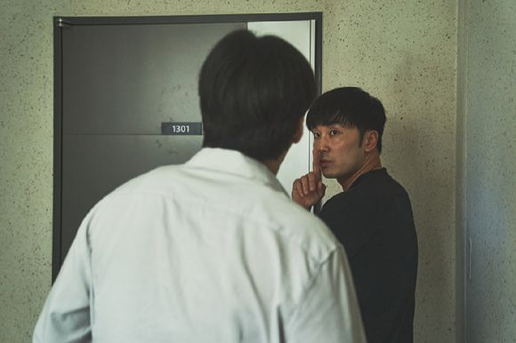 배우 서현우가 넷플릭스 영화 '84제곱미터'에서 열연하고 있다. [사진=넷플릭스]