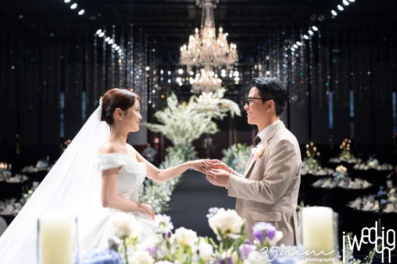 개그맨 김준호, 김지민 커플이 13일 그랜드 인터컨티넨탈 서울 파르나스에서 예식을 진행하고 있다. [사진=아이패밀리에스씨(아이웨딩) ]