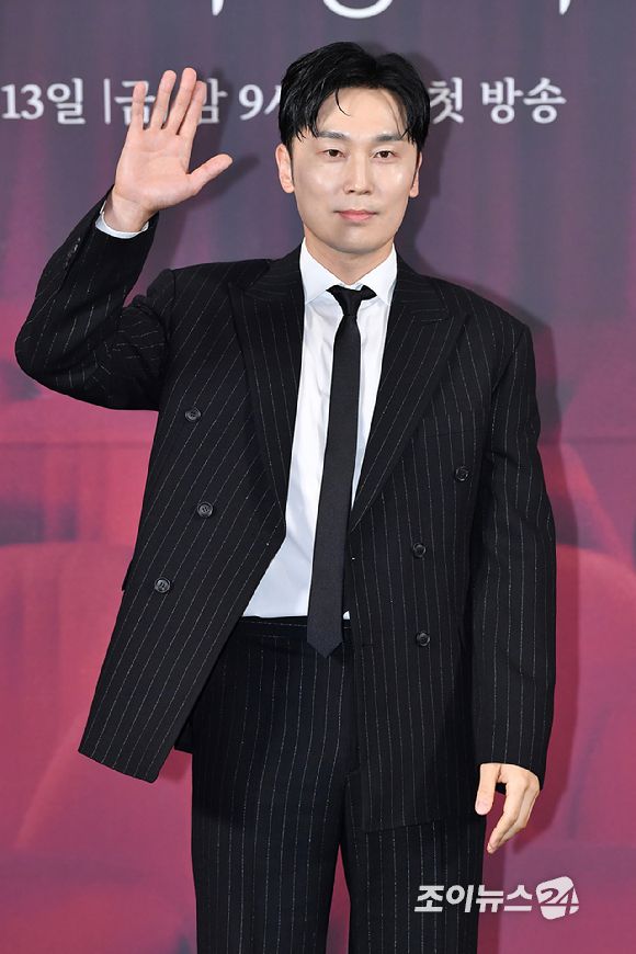 배우 서현우가 10일 오후 서울 용산구 CGV 용산아이파크몰점에서 진행된 SBS 새 금토드라마 '우리영화' 제작발표회에 참석해 포즈를 취하고 있다.[사진=문수지 기자]