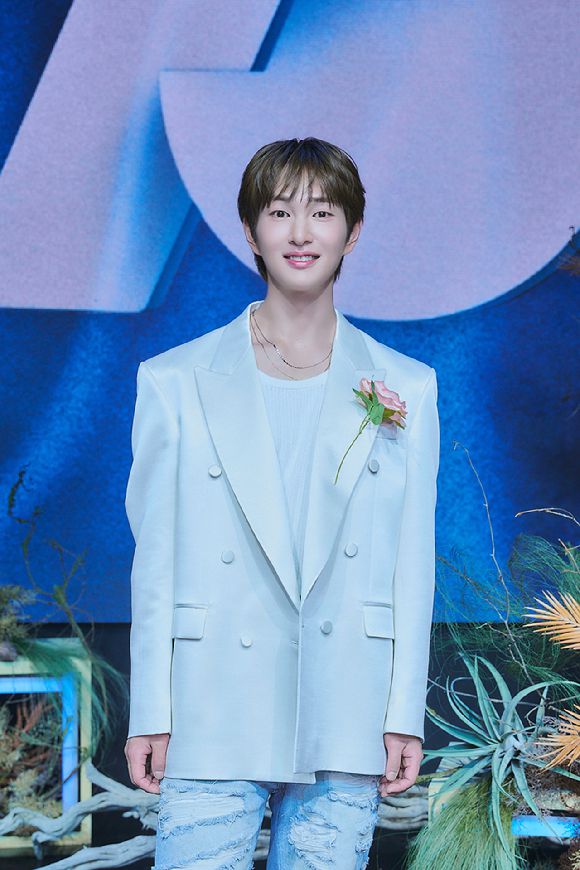 그룹 샤이니 온유가 15일 오후 서울 영등포구 명화라이브홀에서 가진 두 번째 정규앨범 '퍼센트'(PERCENT) 쇼케이스에서 포토타임을 갖고 있다. [사진=그리핀엔터테인먼트]