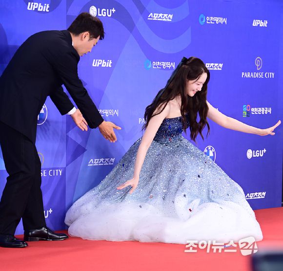 방송인 전현무와 배우 임윤아가 18일 오후 인천광역시 파라다이스 시티에서 열린 제4회 청룡시리즈어워즈 레드카펫 행사에 시상식 MC로 참석하고 있다. [사진=정소희 기자]