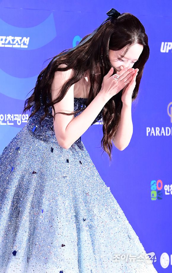 배우 임윤아가 18일 오후 인천광역시 파라다이스 시티에서 열린 제4회 청룡시리즈어워즈 레드카펫 행사에 시상식 MC로 참석하고 있다. [사진=정소희 기자]