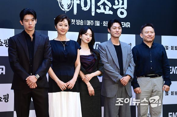 배우 김진영, 염정아, 원진아, 최영준, 오기환 감독이 21일 오후 서울 마포구 상암동 스탠포드호텔에서 열린 ENA 새 월화드라마 '아이쇼핑' 제작발표회에 참석해 포즈를 취하고 있다. [사진=문수지 기자]