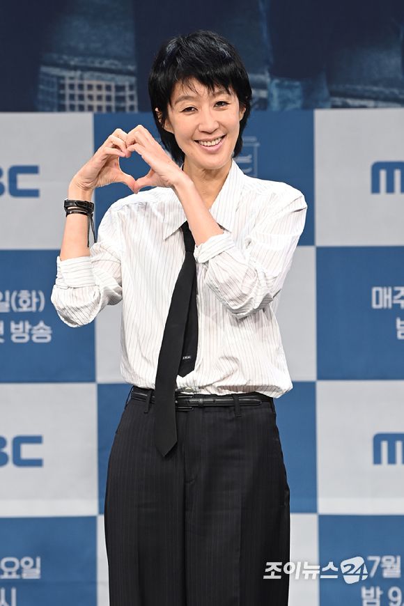 방송인 홍진경이 21일 오후 서울 마포구 상암동 MBC에서 열린 MBC 새 교양프로그램 '이유 있는 건축-공간 여행자' 제작발표회에 참석해 포즈를 취하고 있다. [사진=문수지 기자]