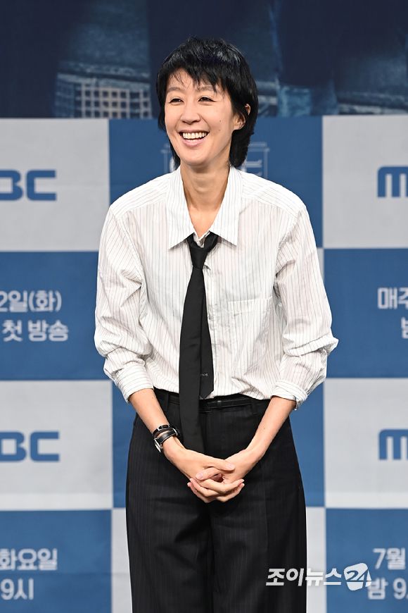 방송인 홍진경이 21일 오후 서울 마포구 상암동 MBC에서 열린 MBC 새 교양프로그램 '이유 있는 건축-공간 여행자' 제작발표회에 참석해 포즈를 취하고 있다. [사진=문수지 기자]
