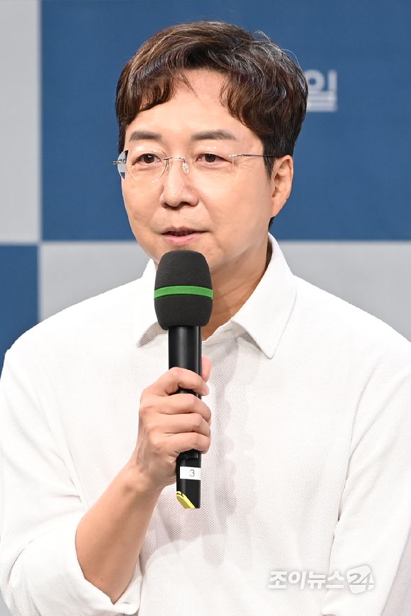 건축가 유현준이 21일 오후 서울 마포구 상암동 MBC에서 열린 MBC 새 교양프로그램 '이유 있는 건축-공간 여행자' 제작발표회에 참석해 소감을 말하고 있다. [사진=문수지 기자]
