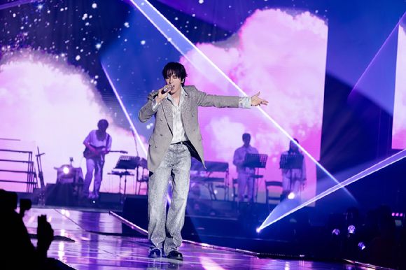 씨엔블루 정용화는 서울 올림픽공원 올림픽홀에서 단독 콘서트 2025 JUNG YONG HWA LIVE 'Director's Cut : Our Fine Days'(2025 정용화 라이브 '디렉터스 컷 : 아워 파인 데이즈')를 개최하고 팬들과 만나고 있다. [사진=FNC엔터테인먼트]