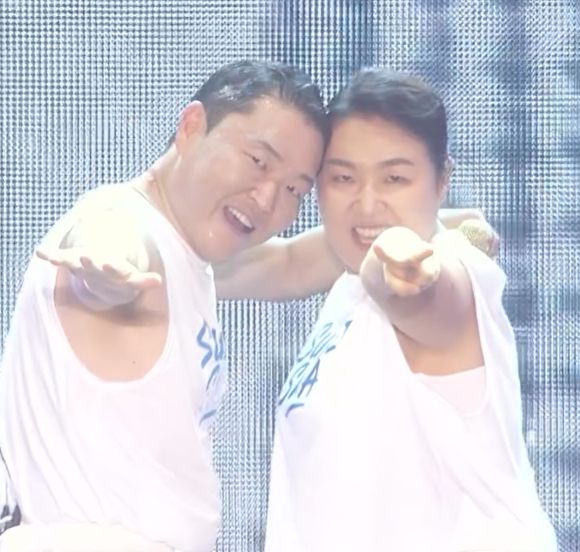 싸이와 이수지가 '흠뻑쇼' 과천 콘서트에서 무대를 선보이고 있다. [사진=싸이 SNS]