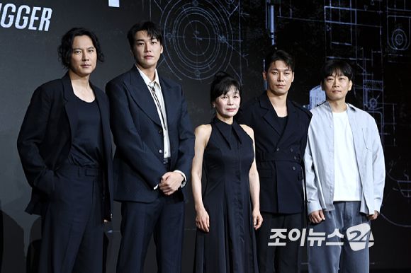 배우 김남길, 김영광, 길해연, 박훈, 권오승 감독이 22일 오전 서울 마포구 호텔 나루 서울 엠갤러리에서 열린 냇플릭스 시리즈 '트리거' 제작발표회에 참석해 포즈를 취하고 있다. [사진=문수지 기자]