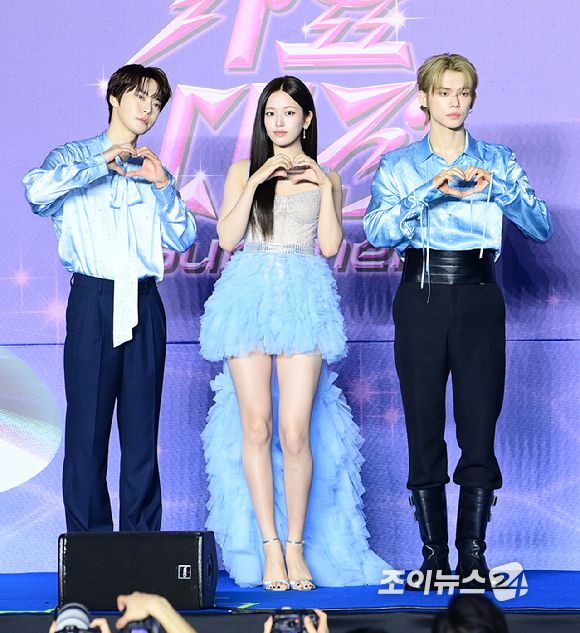 엔시티127 도영-아이브 안유진-투바투 연준이 26일 오후 경기도 고양 일산서구 대화동 킨텍스에서 열린 2025 SBS 가요대전 Summer(써머) 블루카펫 행사에 참석하고 있다.  [사진=정소희 기자]