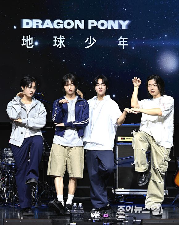 밴드 드래곤포니가 29일 오후 서울 서대문구 신촌 예스24 원더로크홀에서 열린 디지털 싱글 '지구소년' 발매 기념 쇼케이스에서 포토타임을 갖고 있다. [사진=곽영래 기자]