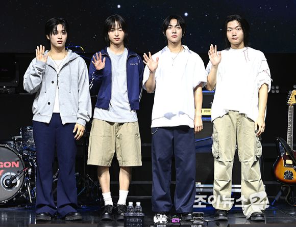 밴드 드래곤포니가 29일 오후 서울 서대문구 신촌 예스24 원더로크홀에서 열린 디지털 싱글 '지구소년' 발매 기념 쇼케이스에서 포토타임을 갖고 있다. [사진=곽영래 기자]