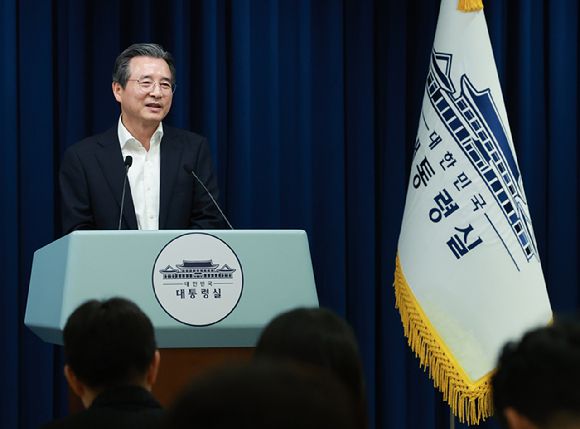 김용범 대통령실 정책실장이 31일 서울 용산 대통령실 청사에서 한미 관세 협상 타결 관련 브리핑 뒤 취재진의 질문에 답하고 있다. 2025.7.31 [사진=연합뉴스]