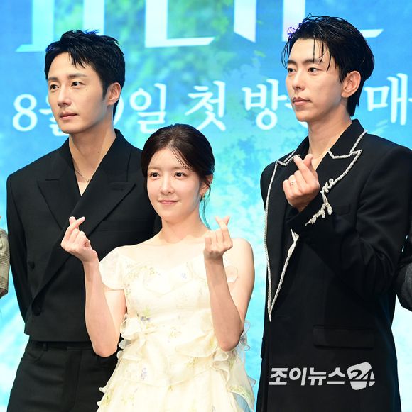 배우 정일우-정인선-윤현민이 6일 오후 서울 신도림 더세인트 그랜드 볼룸에서 열린 KBS2 새 주말드라마 '화려한 날들' 제작발표회에 참석하고 있다. [사진=정소희 기자]