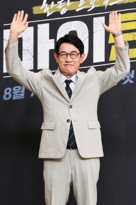 7일 오후 열린 SBS 새 예능프로그램 '한탕 프로젝트-마이 턴'(이하 마이 턴) 온라인 제작발표회에 이경규가 참석해 포토타임을 갖고 있다. [사진=SBS]