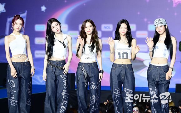 그룹 있지(ITZY)가 26일 오후 경기도 고양 일산서구 대화동 킨텍스에서 열린 2025 SBS 가요대전 Summer(써머) 블루카펫 행사에 참석하고 있다.  [사진=정소희 기자]