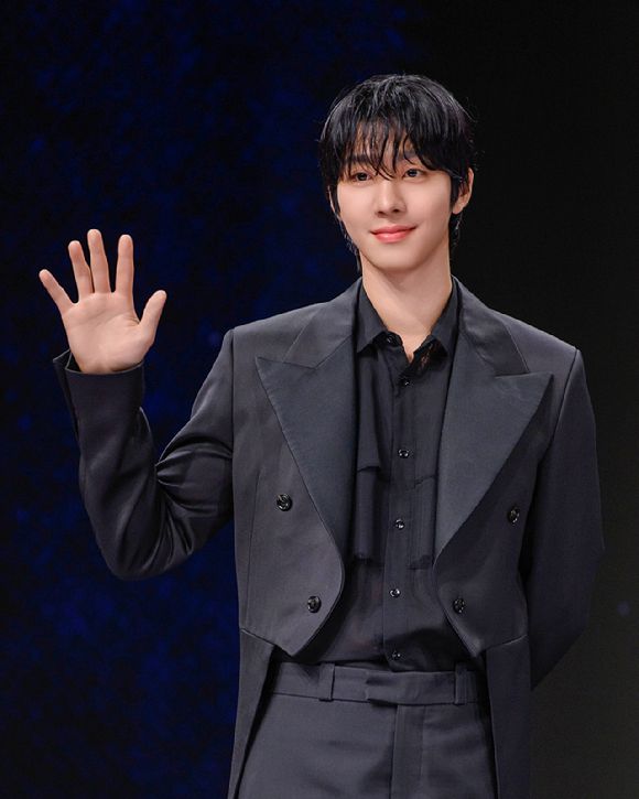 배우 안효섭이 싱가포르에서 진행된 '전지적 독자 시점' 프로모션 투어에서 팬들을 만나고 있다. [사진=롯데엔터테인먼트]