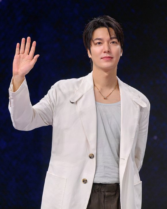 배우 이민호가 싱가포르에서 진행된 '전지적 독자 시점' 프로모션 투어에서 팬들을 만나고 있다. [사진=롯데엔터테인먼트]