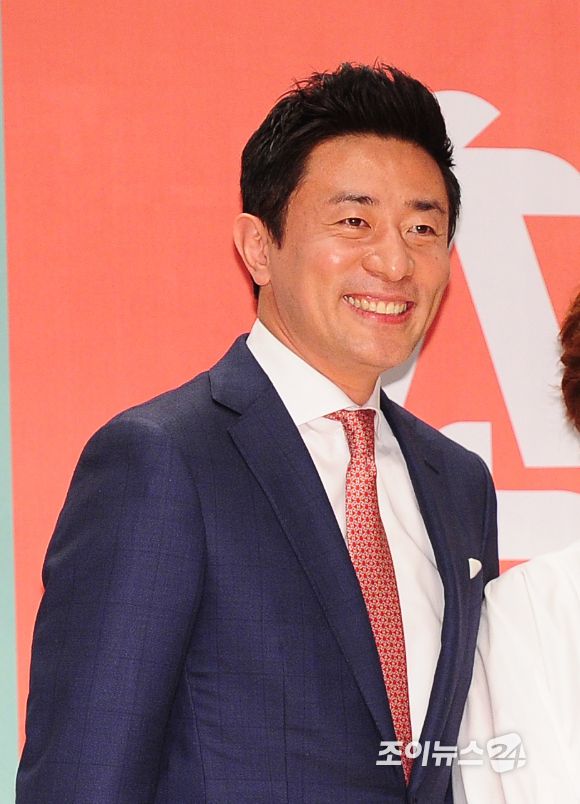 김범수가 JTBC '님과 함께 시즌2-최고(高)의 사랑' 제작발표회에 참석해 포토타임을 소개하고 있다. [사진=정소희기자 ]