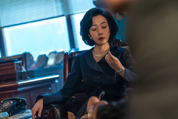 디즈니+의 오리지널 시리즈 '파인: 촌뜨기들' 임수정 스틸. [사진=월트디즈니 컴퍼니 코리아]