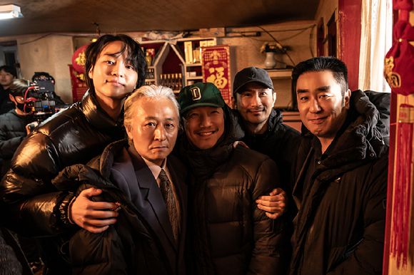 '파인:촌뜨기들' 출연 배우들이 기념 사진을 촬영하고 있다. [사진=월트디즈니 컴퍼니 코리아]