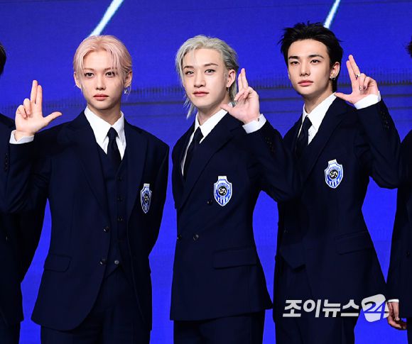 그룹 스트레이키즈 필릭스-방찬-현진이 22일 오전 서울 영등포구 여의도 콘래드호텔에서 열린 스트레이키즈(Stray Kids) 정규 4집 '카르마' 발매 기념 기자간담회에서 포즈를 취하고 있다.  [사진=정소희 기자]