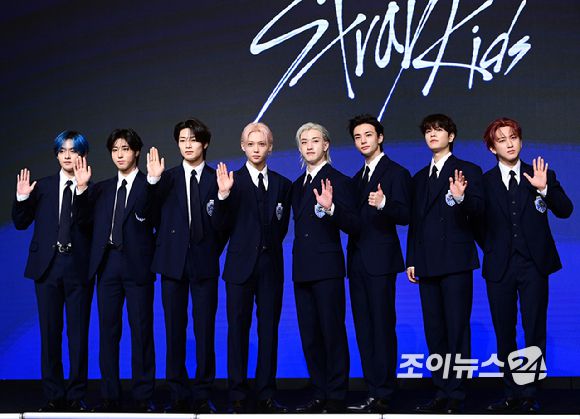 그룹 스트레이키즈가 22일 오전 서울 영등포구 여의도 콘래드호텔에서 열린 스트레이키즈(Stray Kids) 정규 4집 '카르마' 발매 기념 기자간담회에서 포즈를 취하고 있다.  [사진=정소희 기자]