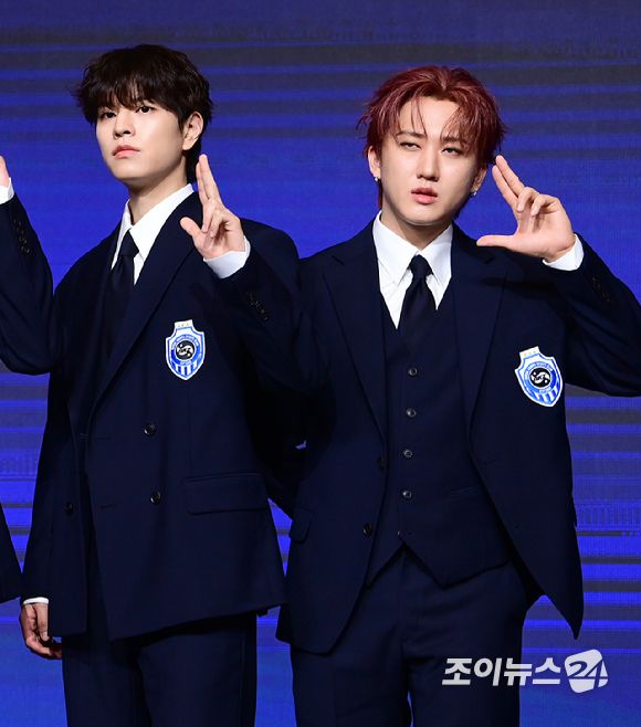 그룹 스트레이키즈 승민-창빈이 22일 오전 서울 영등포구 여의도 콘래드호텔에서 열린 스트레이키즈(Stray Kids) 정규 4집 '카르마' 발매 기념 기자간담회에서 포즈를 취하고 있다.  [사진=정소희 기자]