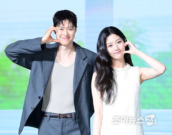 배우 공명과 신은수가 25일 오전 서울 마포구 호텔 나루에서 열린 넷플릭스 영화 '고백의 역사'(감독 남궁선) 제작보고회에 참석하고 있다. [사진=정소희 기자]