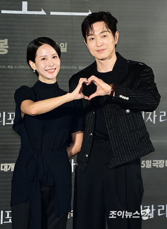 배우 조여정과 정성일이 12일 오전 서울 용산구 CGV 용산아이파크몰에서 열린 영화 '살인자 리포트'(감독 조영준) 제작보고회에 참석하고 있다. [사진=정소희 기자]