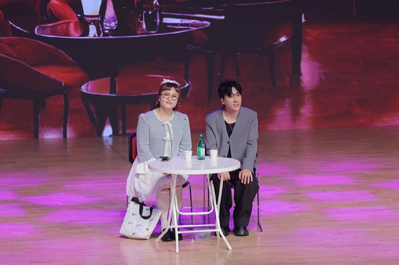 '제 13회 부산국제코미디페스티벌' 개막공연을 선보인 '개그콘서트' 코너 '데프콘 닮은 여자 어때요' [사진=부산국제코미디페스티벌 조직위원회 ]