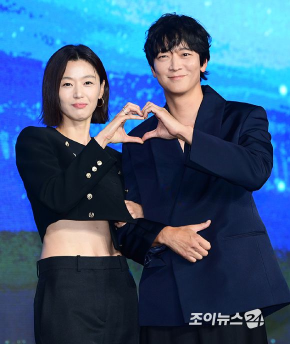 배우 전지현과 강동원이 2일 오전 서울 종로구 포시즌스 호텔에서 진행된 디즈니 플러스 오리지널 시리즈 '북극성' 제작발표회에 참석하고 있다. [사진=정소희 기자]