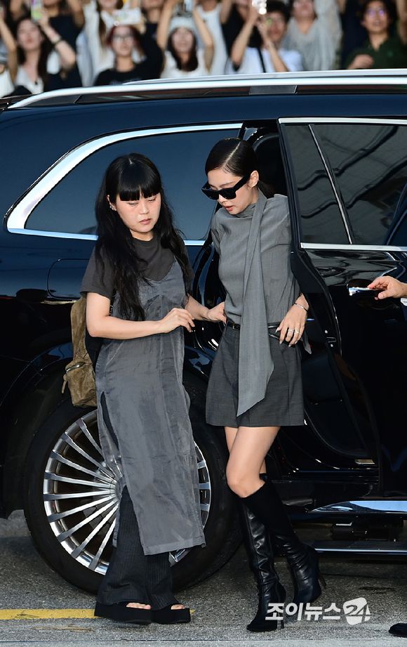 그룹 블랙핑크 제니가 4일 오후 서울 성수동 인근에서 진행된 아이웨어 브랜드 포토콜 행사에 참석하고 있다. [사진=정소희 기자]