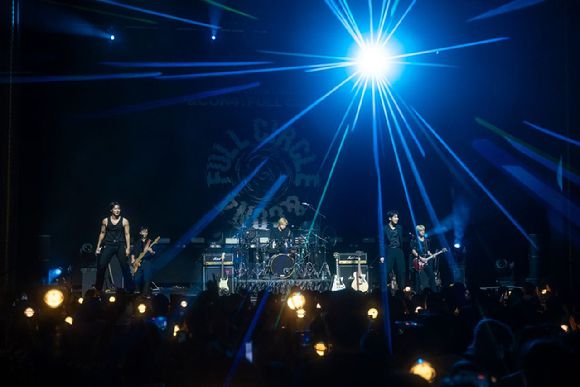 밴드 엔플라잉이 월드투어 2025 N.Flying LIVE WORLD TOUR '&CON4 : FULL CIRCLE'(2025 엔플라잉 라이브 월드 투어 '엔콘4 : 풀 써클')에서 환상적인 무대를 보여주고 있다. [사진=FNC엔터테인먼트]