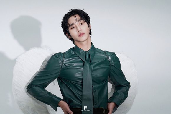 배우 안효섭이 화보 촬영에서 포즈를 취하고 있다. [사진=더프레젠트컴퍼니]