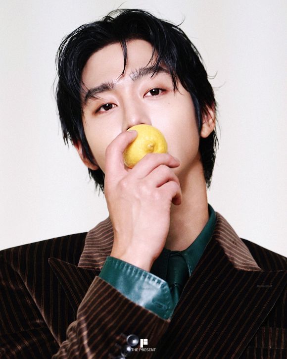 배우 안효섭이 화보 촬영에서 포즈를 취하고 있다. [사진=더프레젠트컴퍼니]