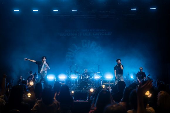 밴드 엔플라잉이 월드투어 2025 N.Flying LIVE WORLD TOUR '&CON4 : FULL CIRCLE'(2025 엔플라잉 라이브 월드 투어 '엔콘4 : 풀 써클')에서 환상적인 무대를 보여주고 있다. [사진=FNC엔터테인먼트]